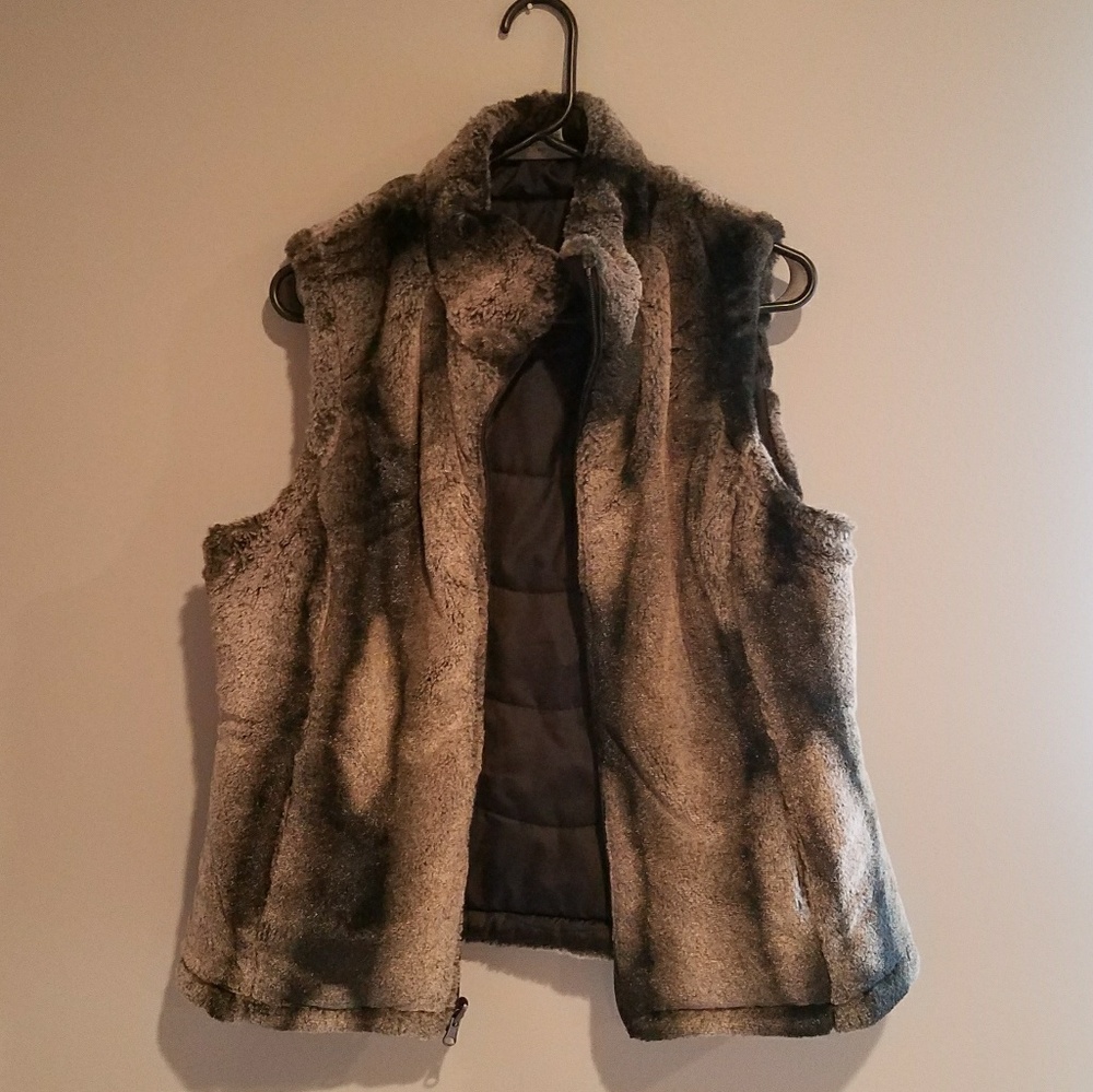 Reversible Faux Fur Vest - Picture 2 of 8